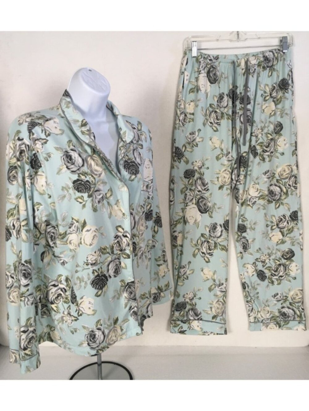 Flora 2 Piece Pajama Set Women Size S Light Blue with White Gray Roses Pockets